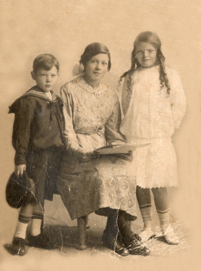 William, Susan and Elizabeth Elder. Photo taken in Kirkcaldy, Fife, probably around 1914-15